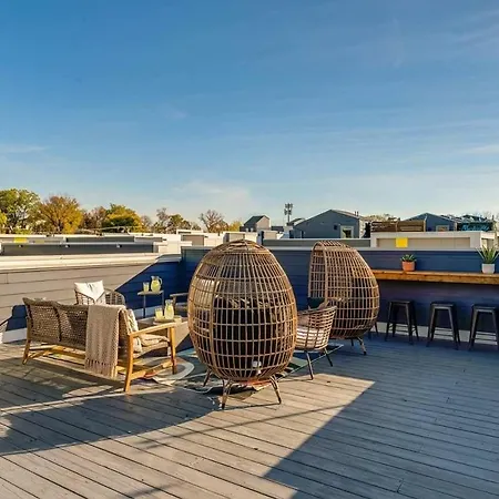 Rooftop Views Ping Pong Lounge Holiday home *