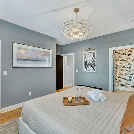 Holiday home Rooftop Deck & Shuffleboard Bbq Near Downtown *