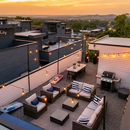 Rooftop Deck & Shuffleboard Bbq Near Downtown