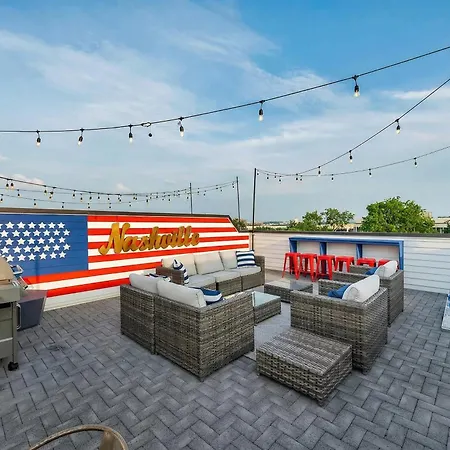 Rooftop Deck & Shuffleboard Bbq Near Downtown *