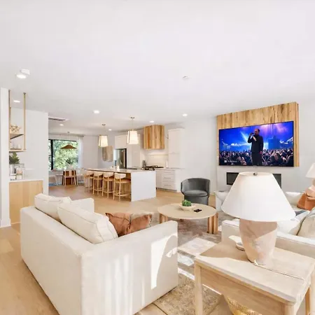 Apartment Getaway Rooftop Views & Modern Comfort *