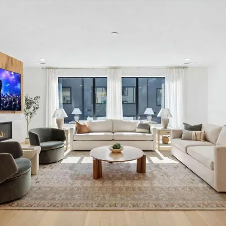 Getaway Rooftop Views & Modern Comfort Apartment *