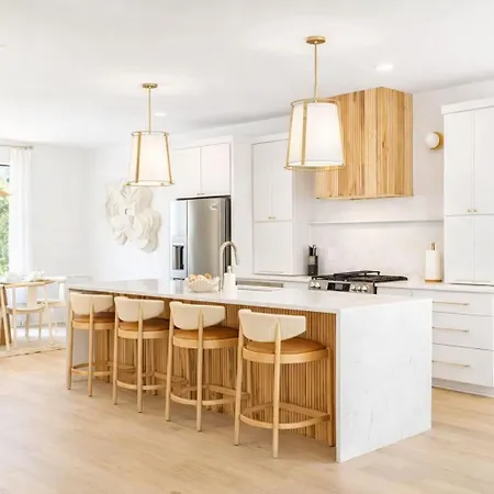 Getaway Rooftop Views & Modern Comfort *