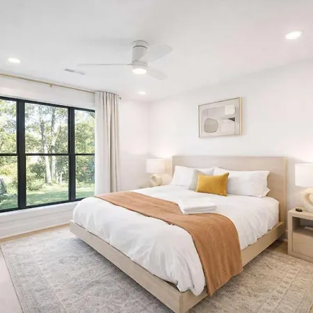 Getaway Rooftop Views & Modern Comfort