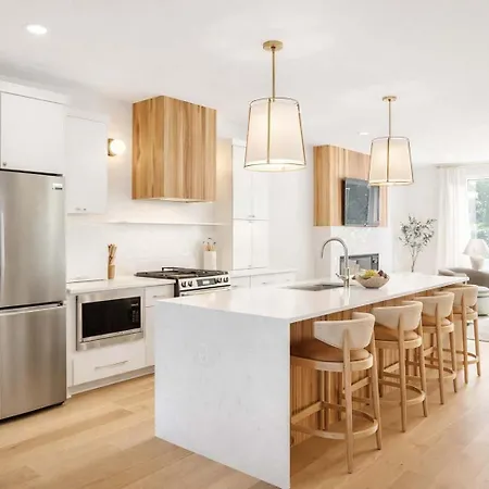Apartment Getaway Rooftop Views & Modern Comfort *