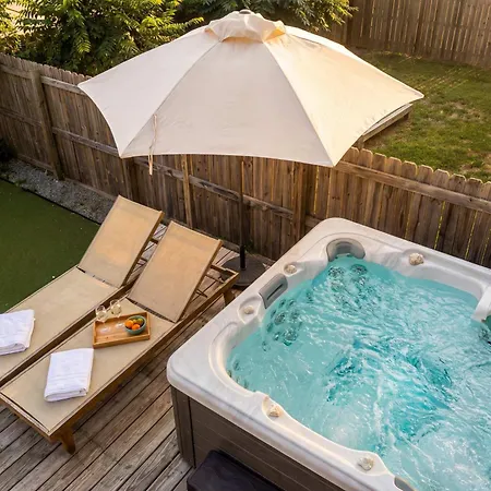 Luxe Pool Hot Tub & Game Downtown Holiday home