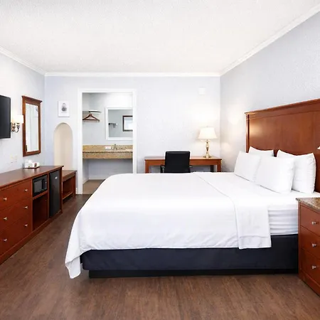 Quarters & Hotel 3*