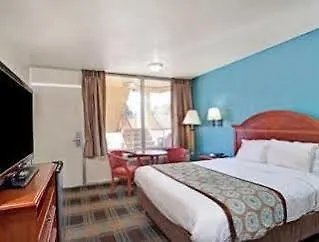 Super 8 By Wyndham Downtown Nashville