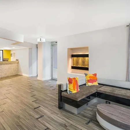 Super 8 By Wyndham Downtown Hotel