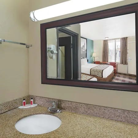 Super 8 By Wyndham Downtown