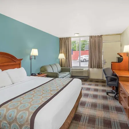 Hotel Super 8 By Wyndham Downtown