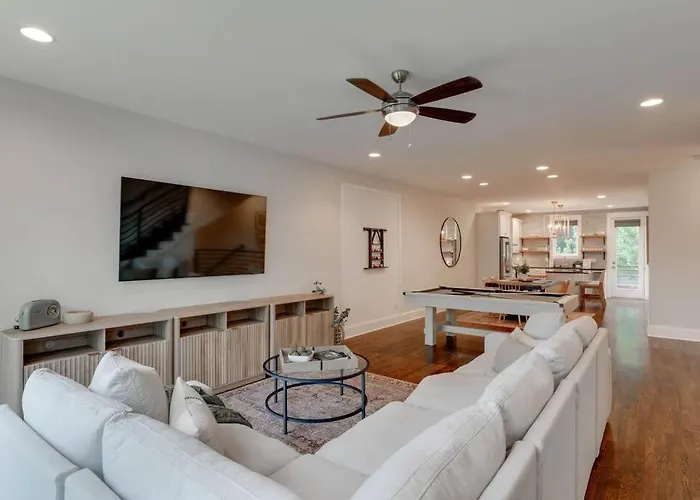 Unforgettable Townhome-Close To Broadway-10 Beds!