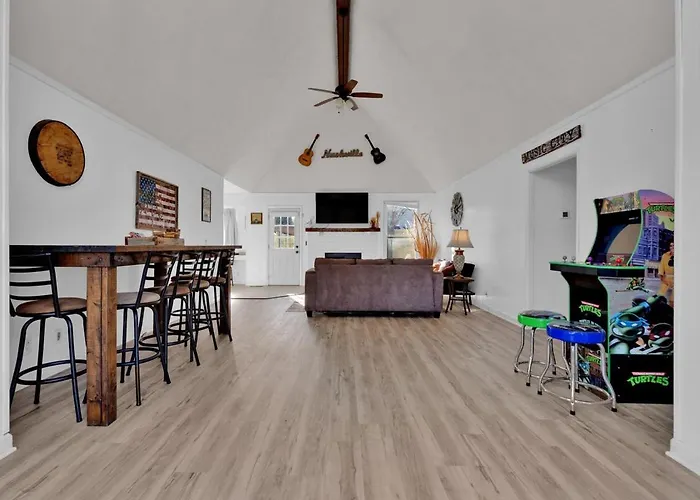 8 Beds! Spacious Abode Ideal For Larger Groups!