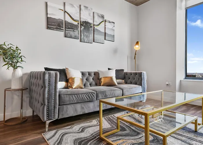 Golden Luxe Suite Downtown Nashville