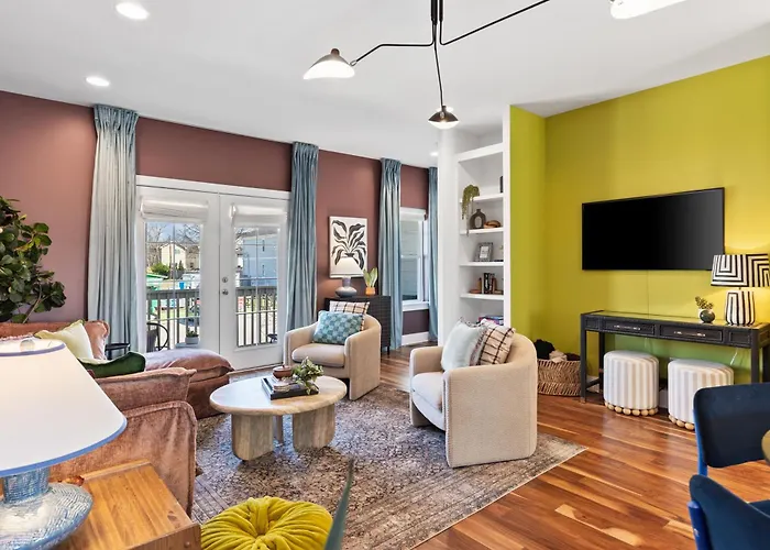 Vibrant Home In The Nations With Garage Walk To Restaurants And Shops