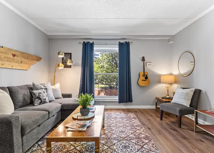 Famous Music Row 1 Bedroom Condo With Free Parking And Pool