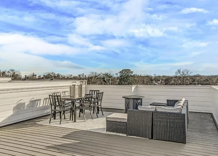 Spacious Nash Home For 12 Near Broadway