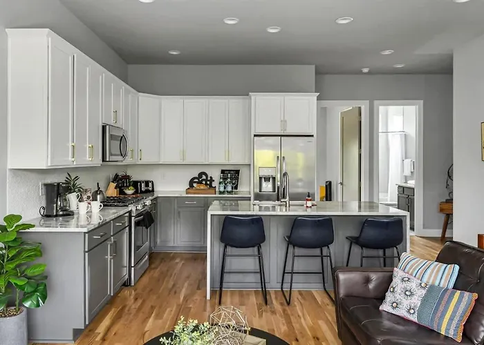 Spacious Nashville Home Sleeps 12 Rooftop Lounge