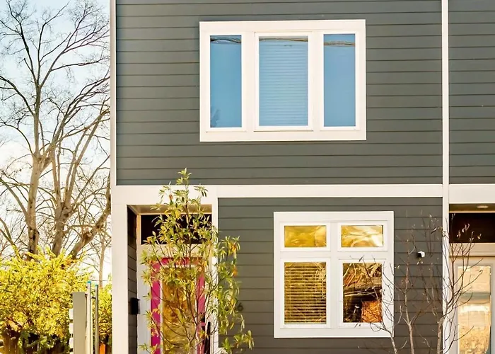 Disco Dollhouse - East Nashville + 2 8 Mi Downtown