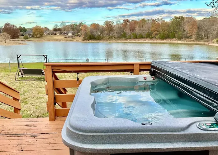 Nashville Lakeside Home With Hot Tub