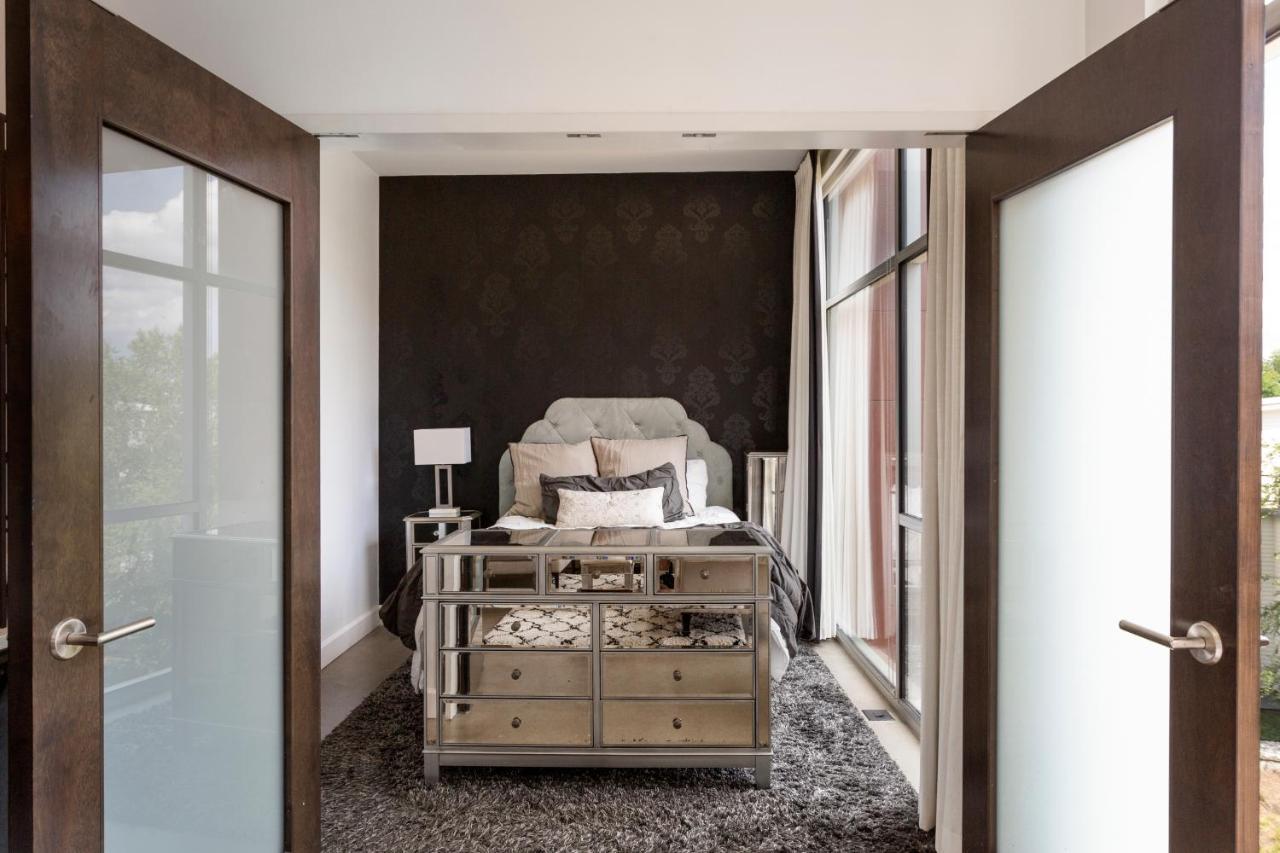 Holiday home Soak Up The Opulent Feel Of A Lavish Monochrome Abode Nashville