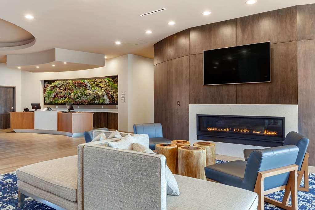 Cambria Airport Hotel 3*