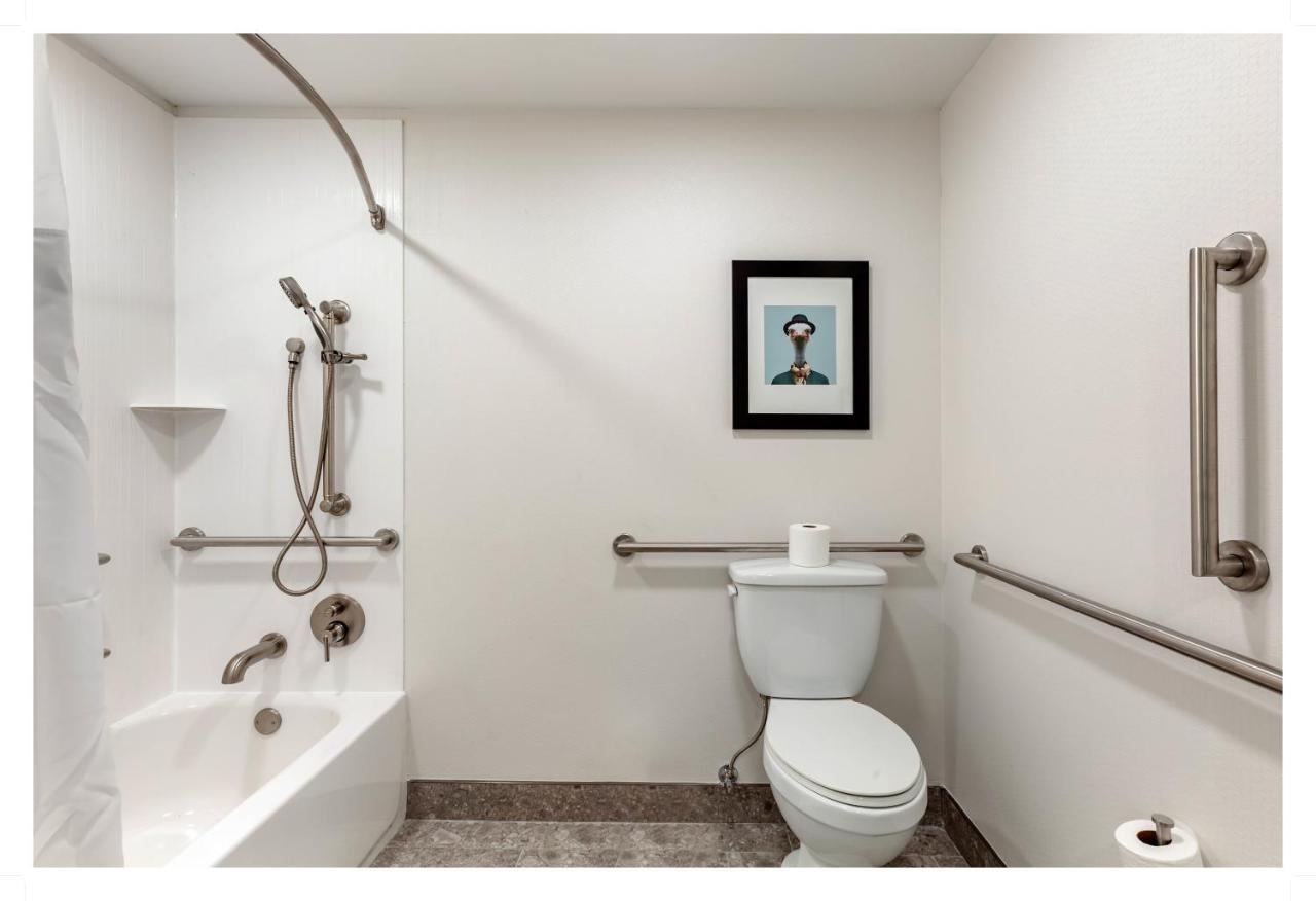 Cambria Airport Hotel 3*