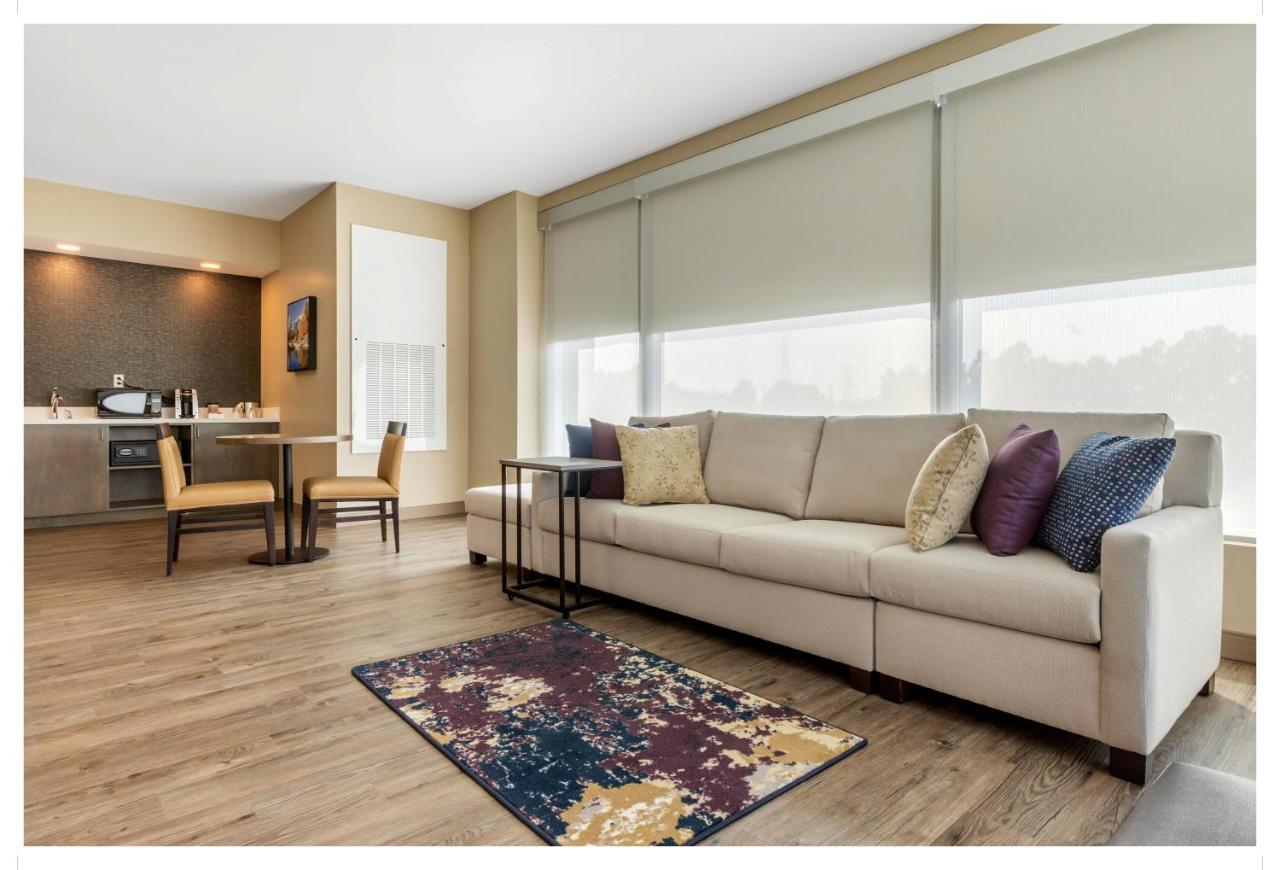 Cambria Airport Hotel 3*