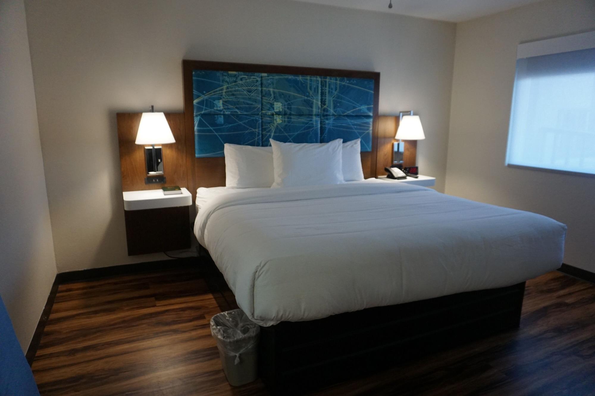 Red Lion & Airport Hotel 2*