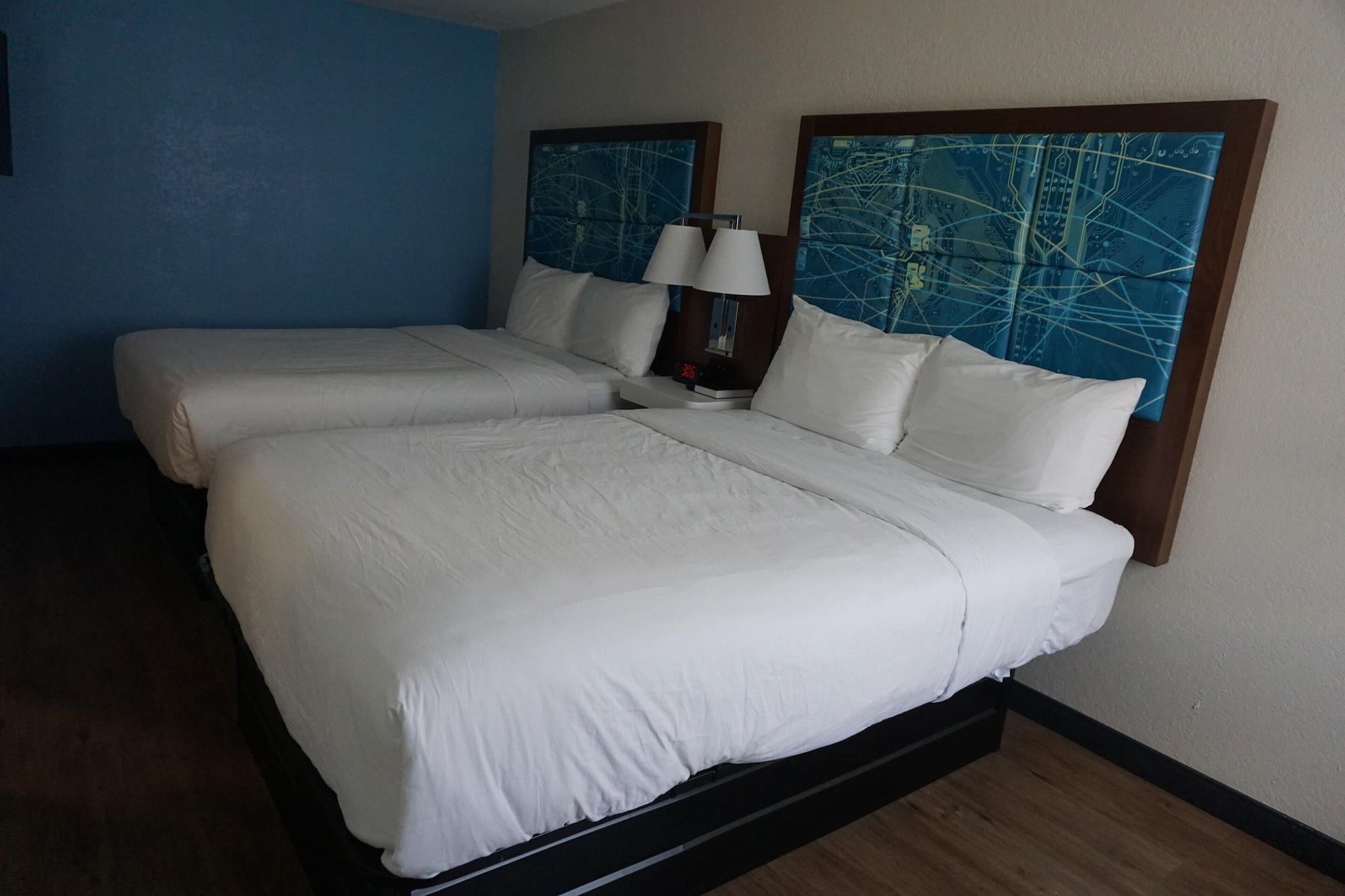 Red Lion & Airport 2*