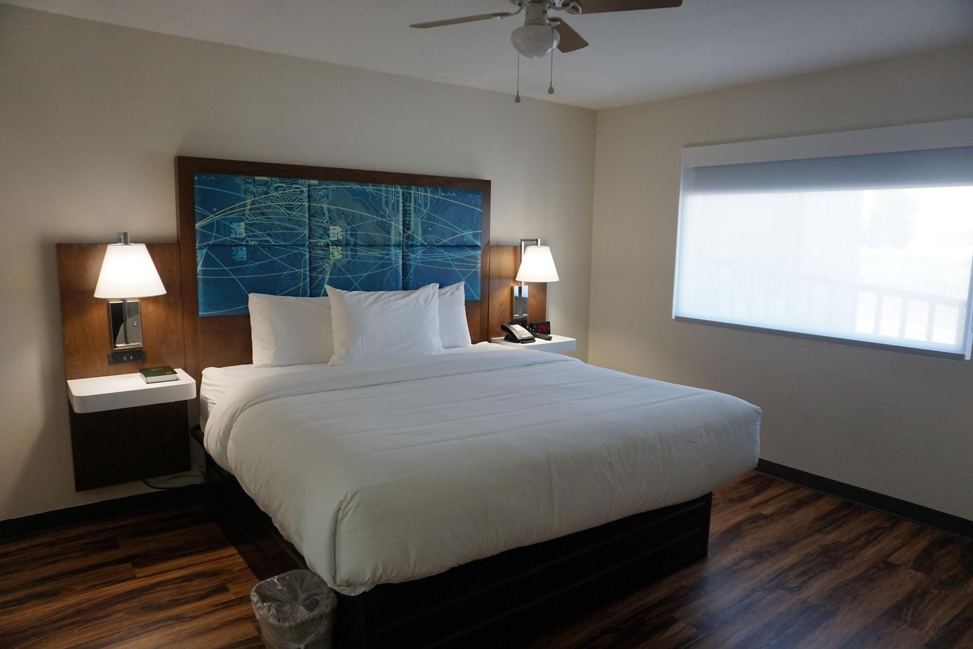 Red Lion & Airport Hotel 2*