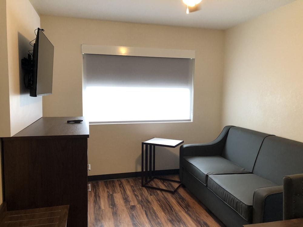 Red Lion & Airport Hotel