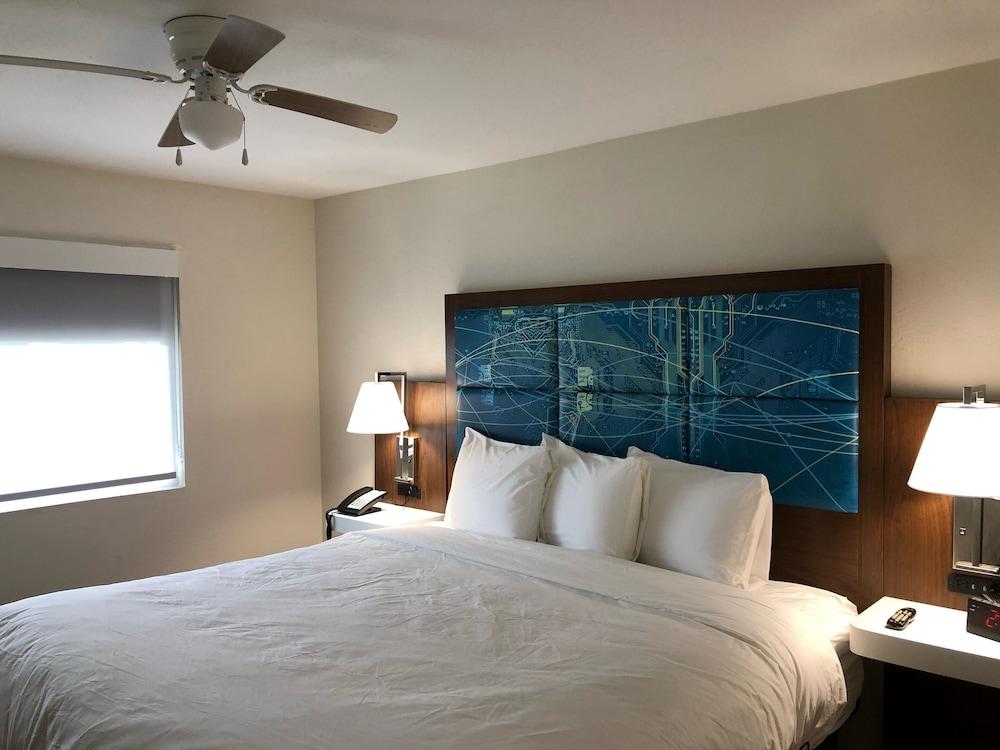 Red Lion & Airport 2*