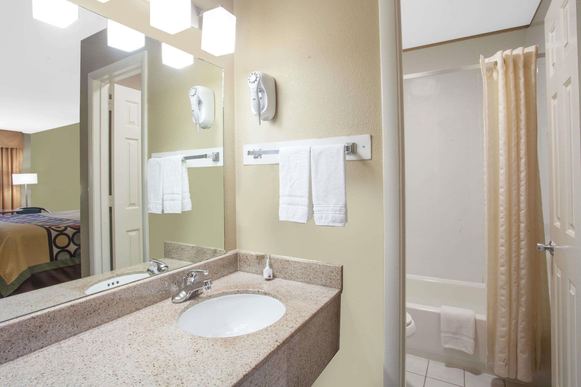 Super 8 By Wyndham West 2*