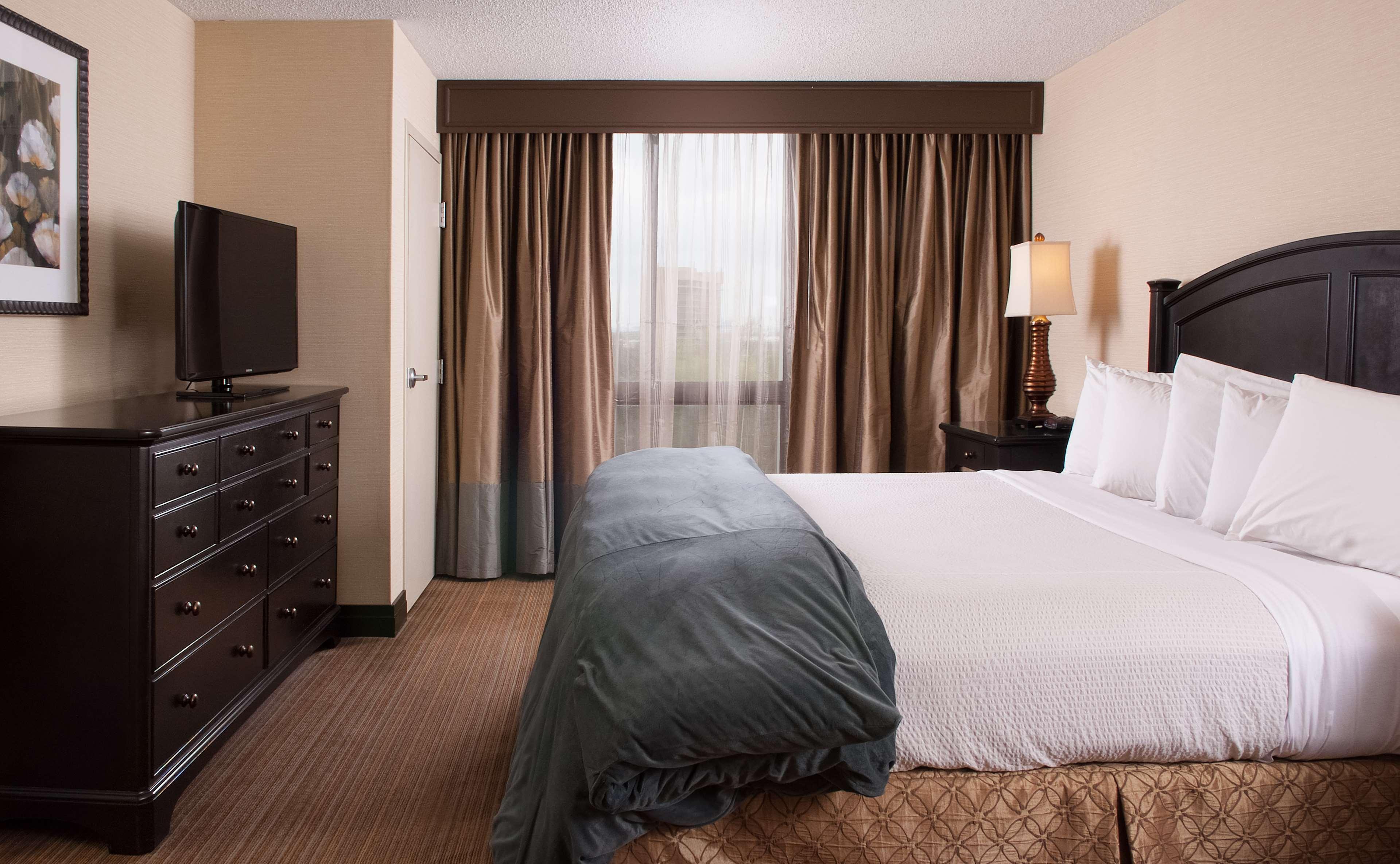 Hotel Embassy By Hilton Airport 4*