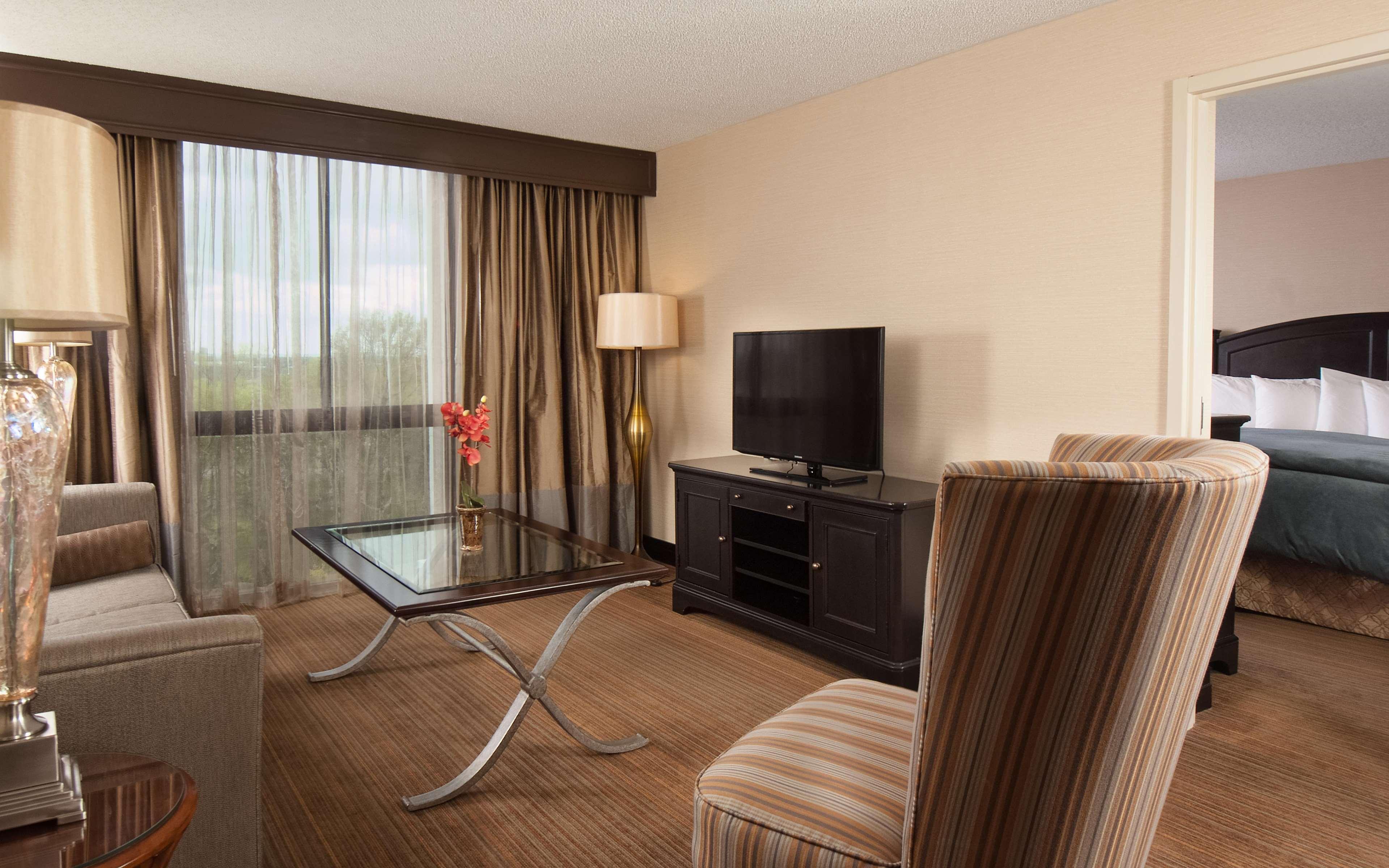 Hotel Embassy By Hilton Airport 4*