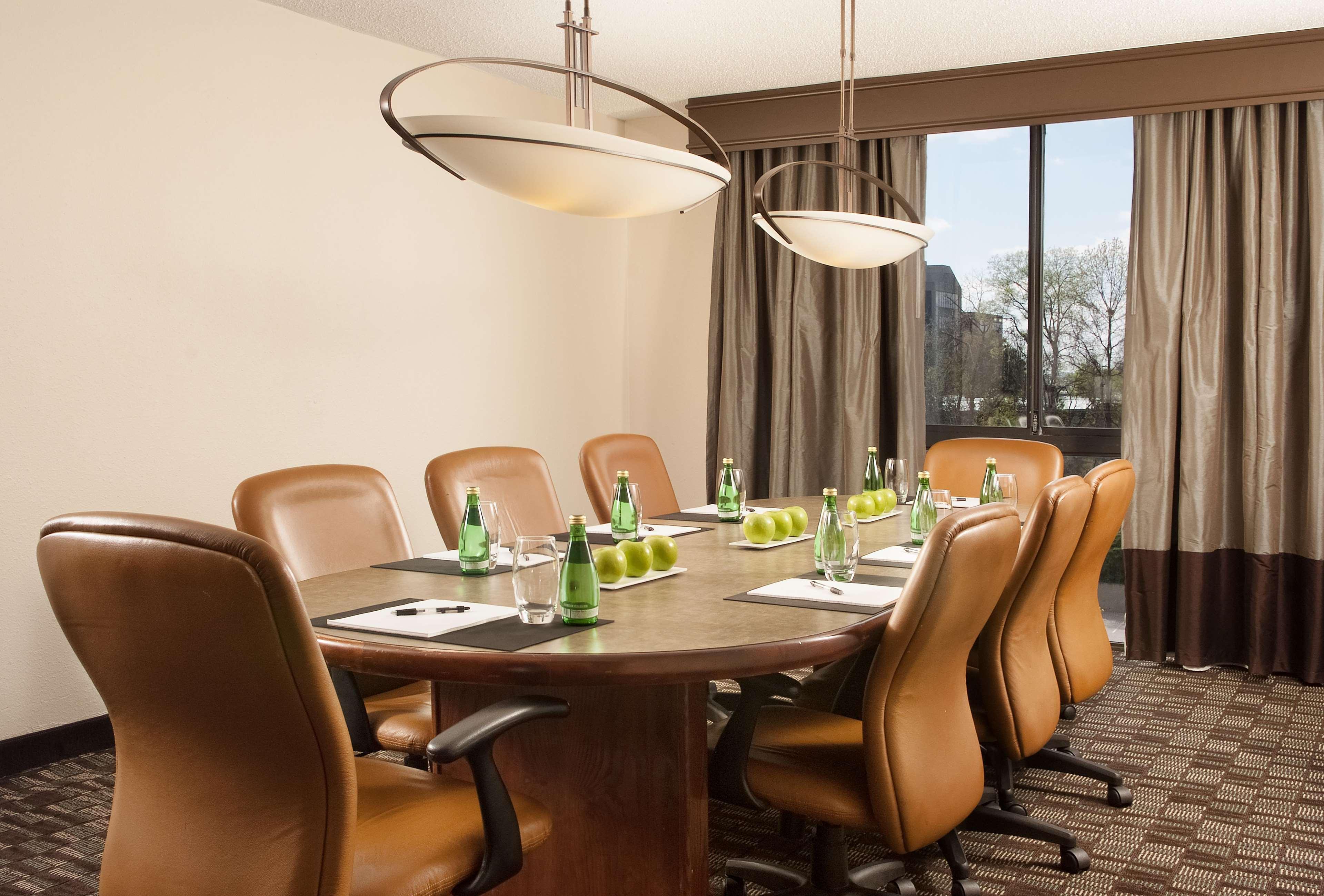 Embassy By Hilton Airport 4*