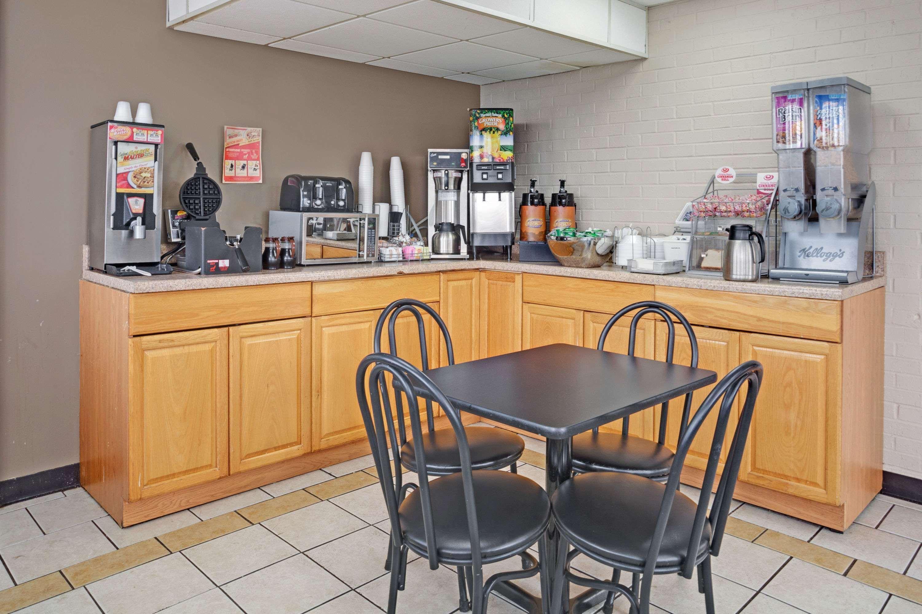 Super 8 By Wyndham Nashville/ Dntn/ Opryland Area Nashville