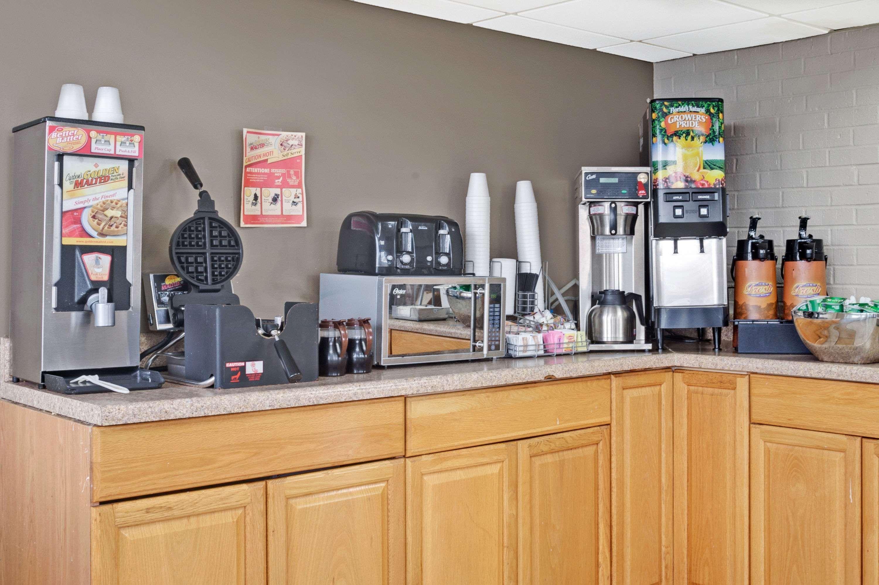 Super 8 By Wyndham Nashville/ Dntn/ Opryland Area Hotel