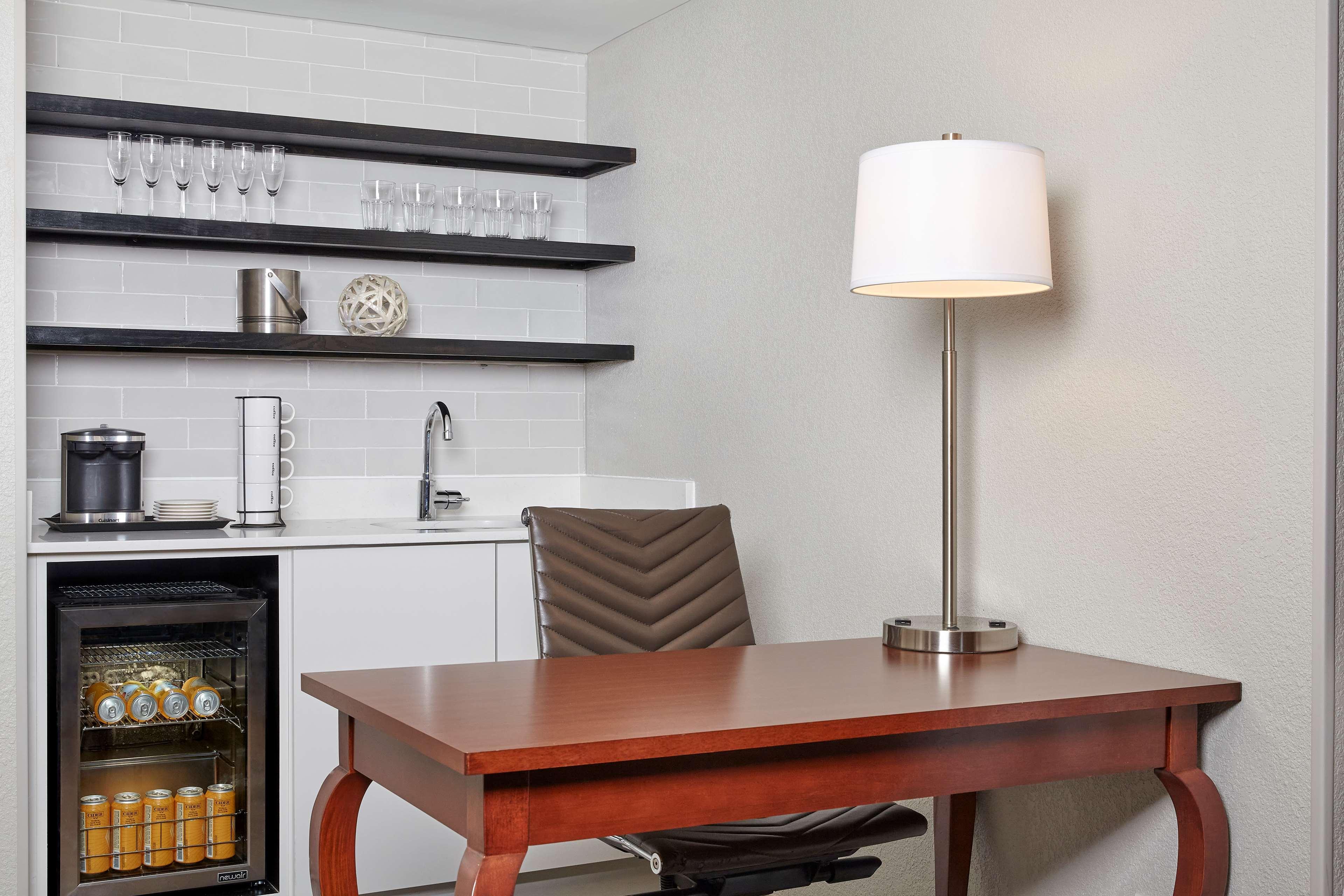 Doubletree By Hilton Airport