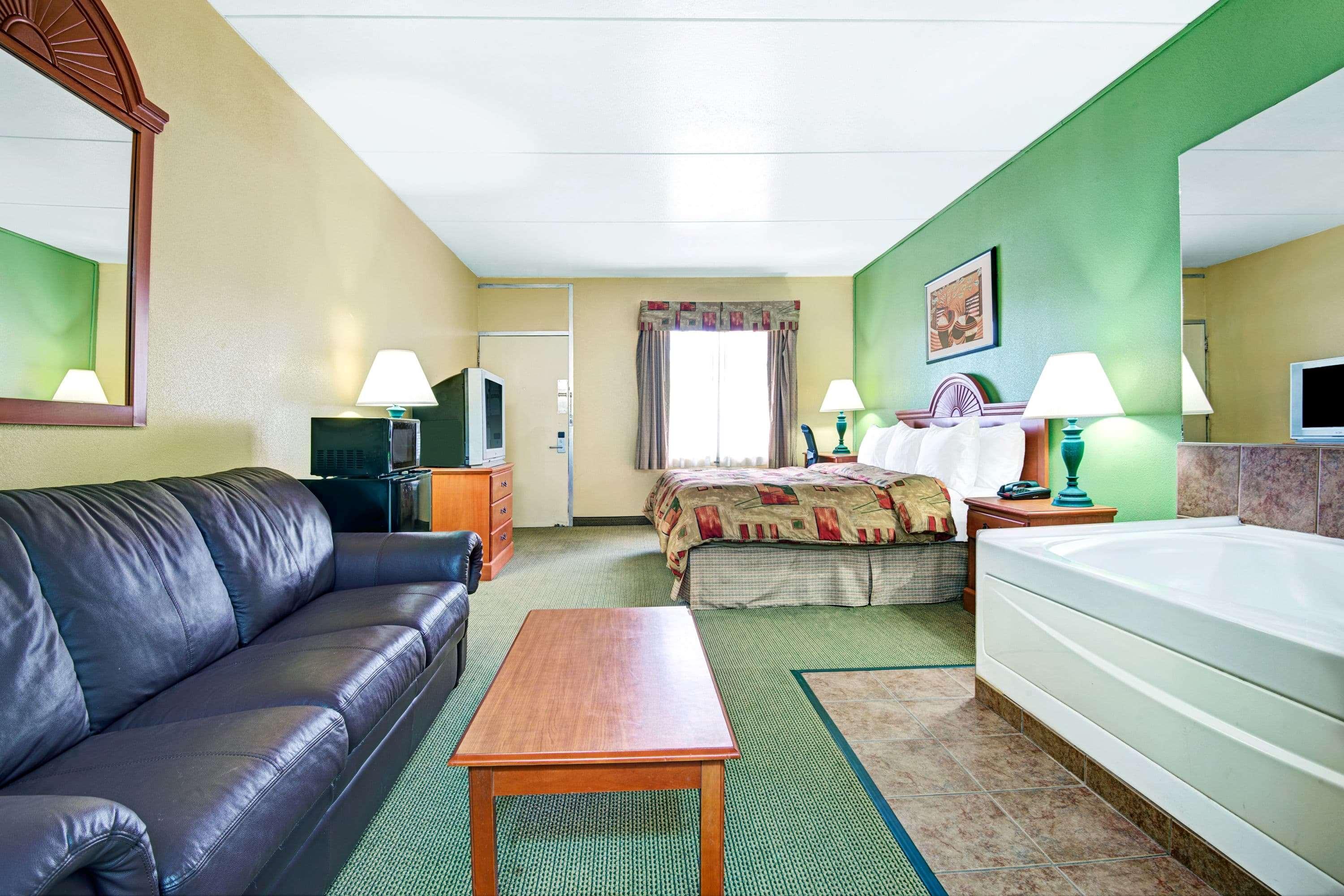 Hotel Super 8 By Wyndham Near Downtown / I-40