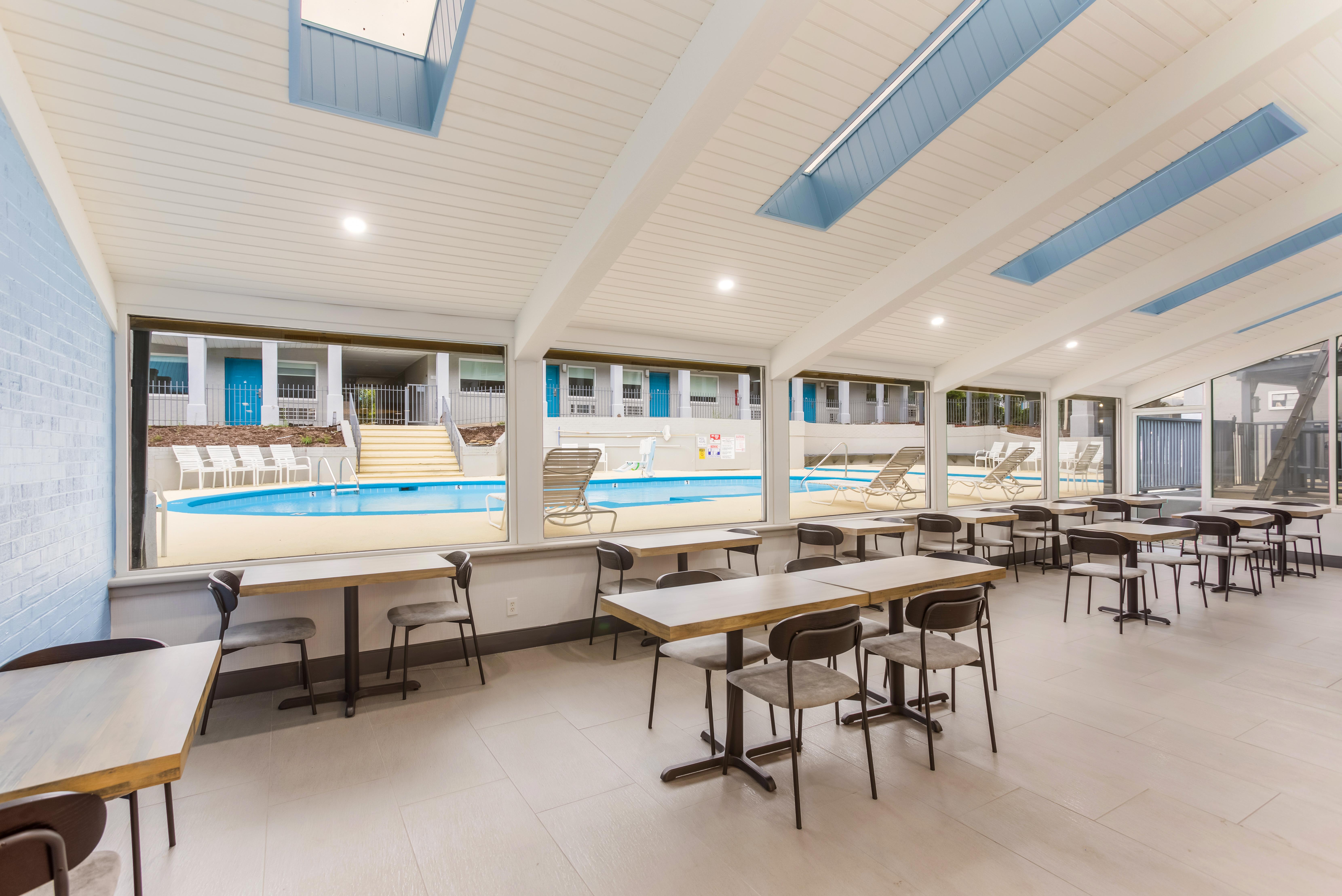 Red Lion & Airport 2*