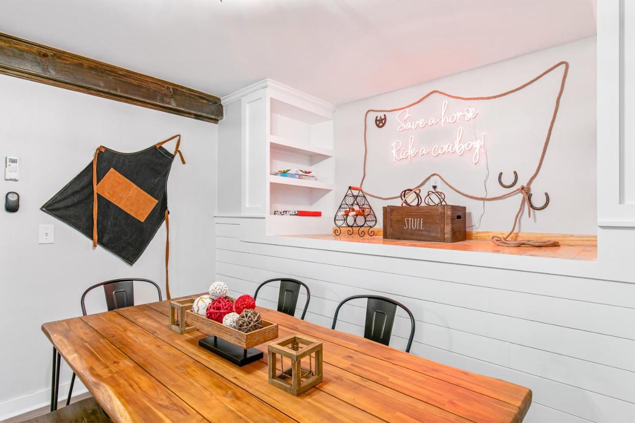 East Nook Of Both Worlds Nashville