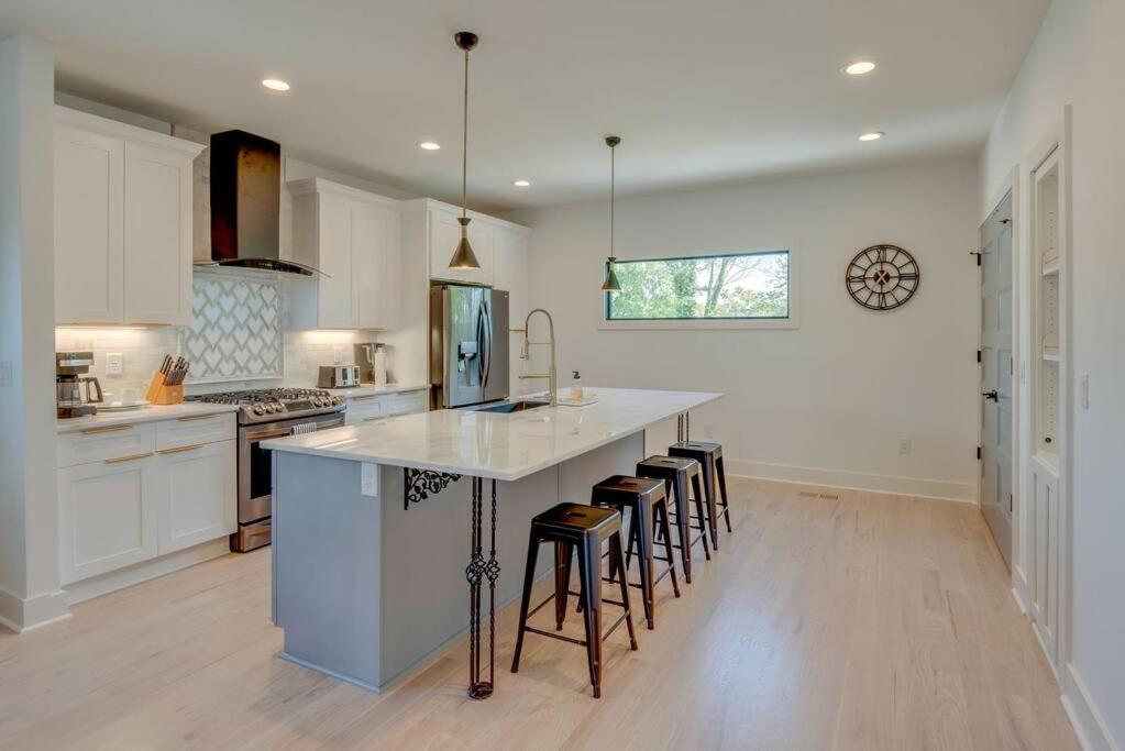 Luxury Downtown Nash/roofdeck/11 Beds Holiday home
