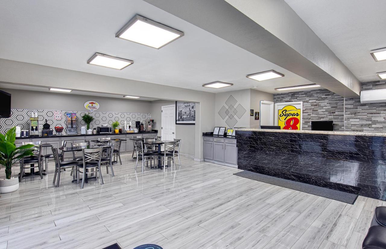 Hotel Super 8 By Wyndham West