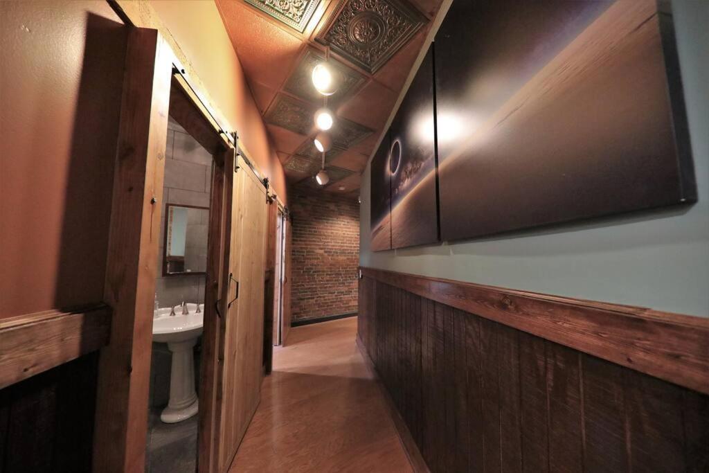 Holiday home Broadway: The Speakeasy 4br/2bth 2200sf Grnd Lvl *