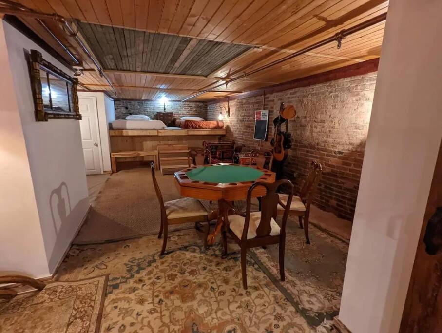 Broadway: The Speakeasy 4br/2bth 2200sf Grnd Lvl Holiday home
