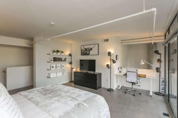 Holiday home Luxe + Modern Johnny Cash Inspired Executive