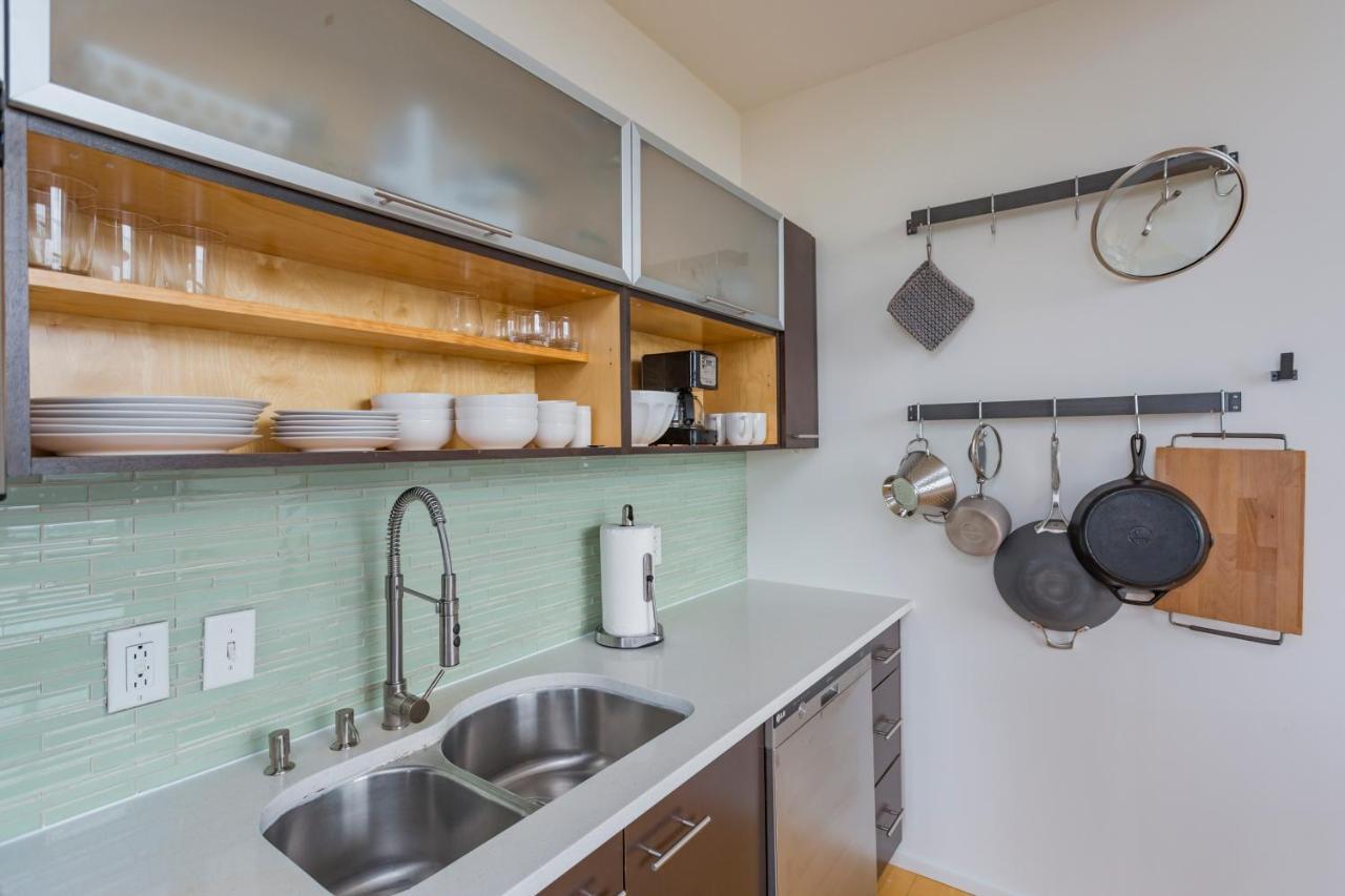 Holiday home Luxe Two Bedroom Penthouse With Skyline Views, Internet, Gym *