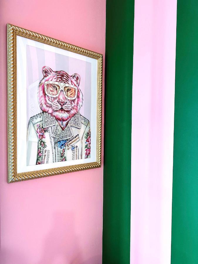 Dreaming With Dolly - Luxe Near Broadway